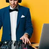 Ile zarabia DJ na weselu? Odkryj prawdziwe stawki i czynniki wpływające na wynagrodzenie
