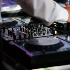 Ile bierze DJ za wesele? Poznaj ukryte koszty i ceny usług