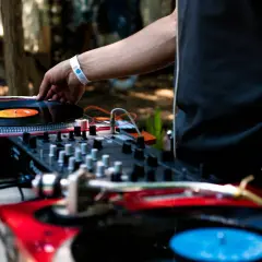 Ile zarabia DJ w klubie? Poznaj zaskakujące różnice w wynagrodzeniu