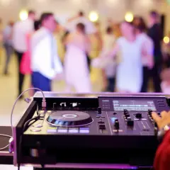 O co pytać DJ weselnego aby uniknąć rozczarowania? Kompletna lista pytań