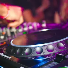 Najlepsze sprzęty i akcesoria dla DJ-ów