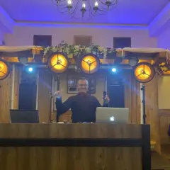 Ile bierze DJ za 18? Sprawdź ceny i uniknij niepotrzebnych kosztów
