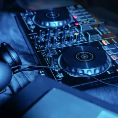 Po co DJ słuchawki - wszystko co musisz wiedzieć o pracy z muzyką