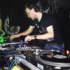 DJ co to znaczy i jaką rolę odgrywa w świecie muzyki - Wszystko o DJ-ach