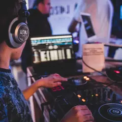 Ile kosztuje kurs dj - realne ceny w Polsce od profesjonalnych szkół