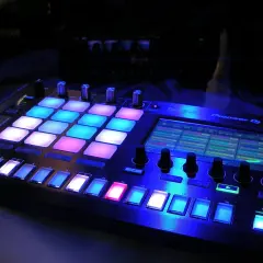 Na czym gra DJ: poznaj niezbędny sprzęt i akcesoria profesjonalisty