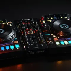 Pioneer DDJ-200 vs DDJ-400: Który kontroler DJ wybrać?