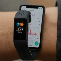 Fitbit Charge 3: Czy warto zainwestować w ten fitness tracker?