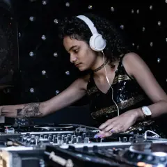 DJ set co to właściwie znaczy? Zobacz podstawy sztuki miksowania muzyki