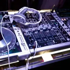 Wybierz najlepszy kontroler DJ na początek - ranking z poradami miksowania