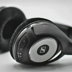 Sennheiser – przegląd słuchawek dousznych i nausznych