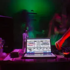 Ile zarabia DJ Hazel? Poznaj zarobki jednego z topowych DJ-ów w Polsce