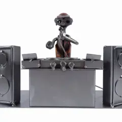 Najlepsze pomysły co kupić DJ-owi na urodziny: prezenty dla każdego