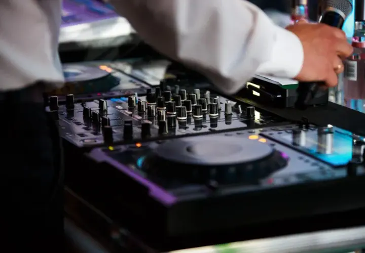 Ile bierze DJ za wesele? Poznaj ukryte koszty i ceny usług