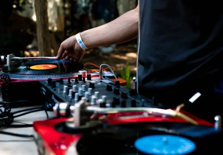 Ile zarabia DJ w klubie? Poznaj zaskakujące różnice w wynagrodzeniu