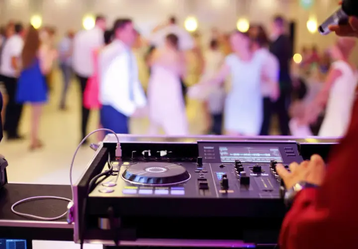 O co pytać DJ weselnego aby uniknąć rozczarowania? Kompletna lista pytań