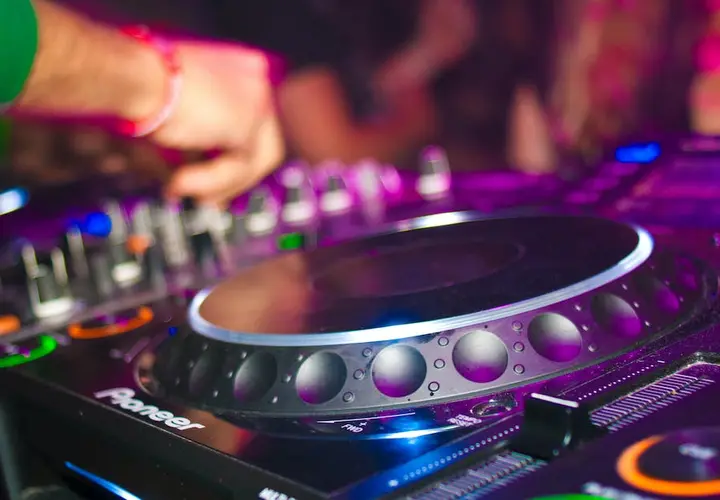 Najlepsze sprzęty i akcesoria dla DJ-ów