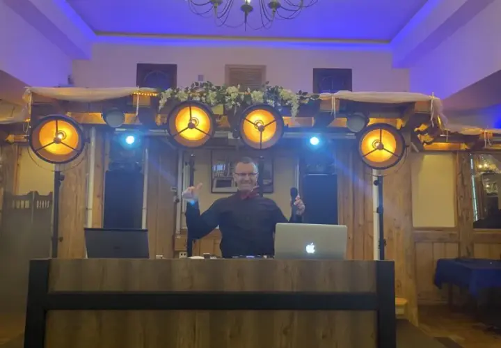 Ile bierze DJ za 18? Sprawdź ceny i uniknij niepotrzebnych kosztów