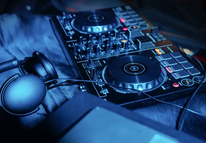 Po co DJ słuchawki - wszystko co musisz wiedzieć o pracy z muzyką