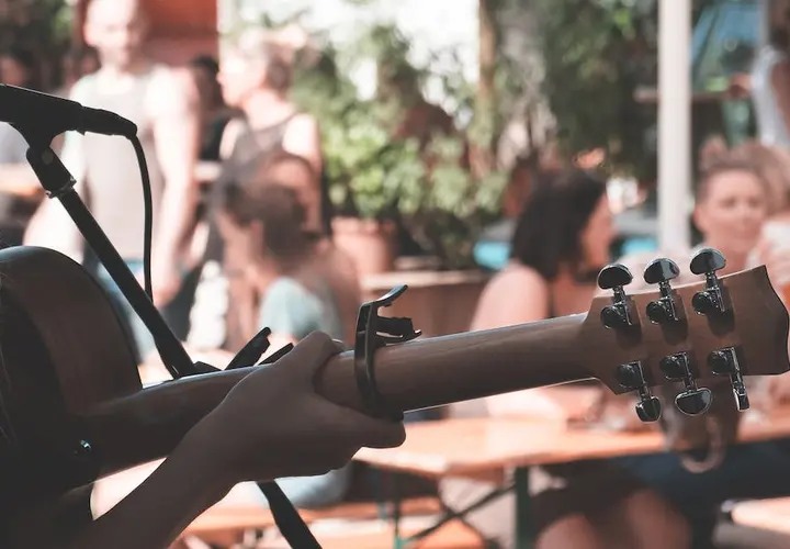  Jak nastroić gitarę w domu - porady dla początkujących i zaawansowanych