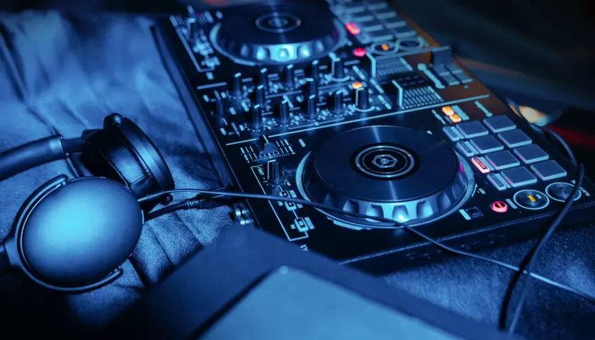 Po co DJ słuchawki - wszystko co musisz wiedzieć o pracy z muzyką
