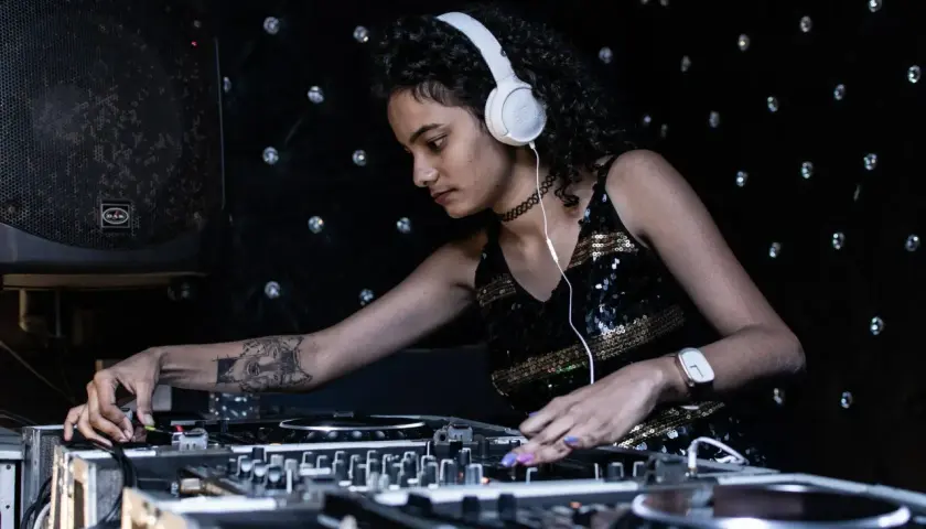 DJ set co to właściwie znaczy? Zobacz podstawy sztuki miksowania muzyki