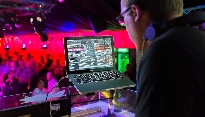 Mikser DJ-ski analogowy czy cyfrowy - co wybrać?