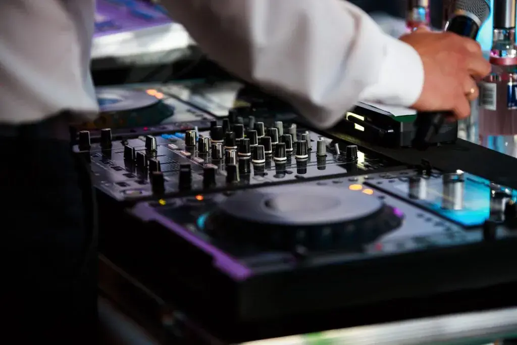 Ile bierze DJ za wesele? Poznaj ukryte koszty i ceny usług