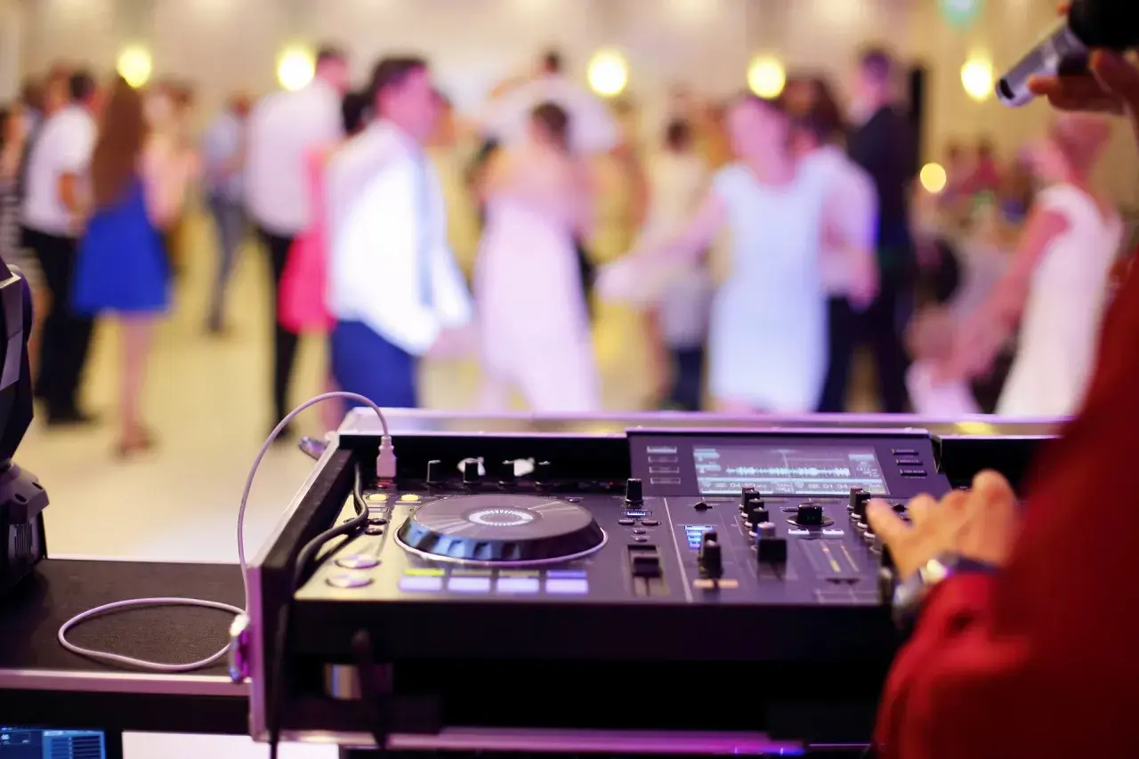 O co pytać DJ weselnego aby uniknąć rozczarowania? Kompletna lista pytań