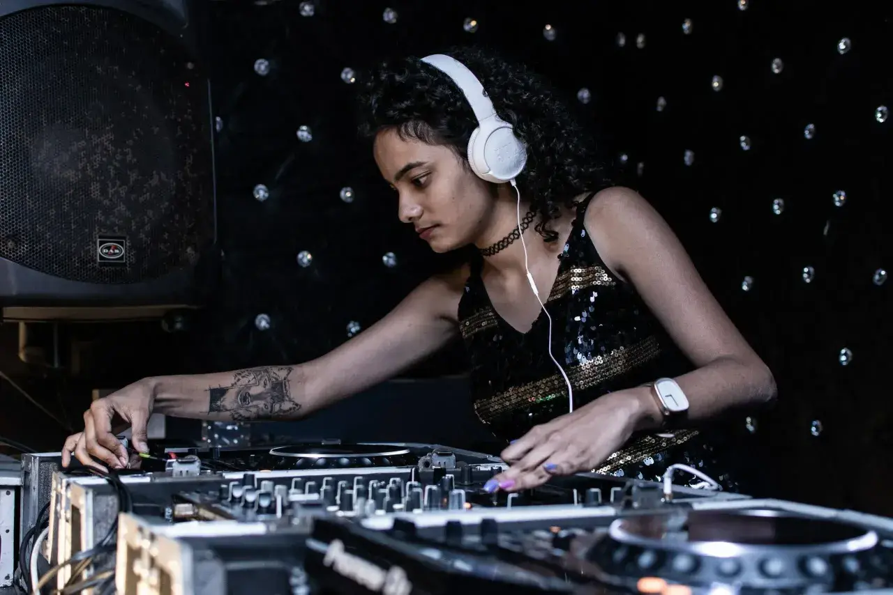 DJ set co to właściwie znaczy? Zobacz podstawy sztuki miksowania muzyki
