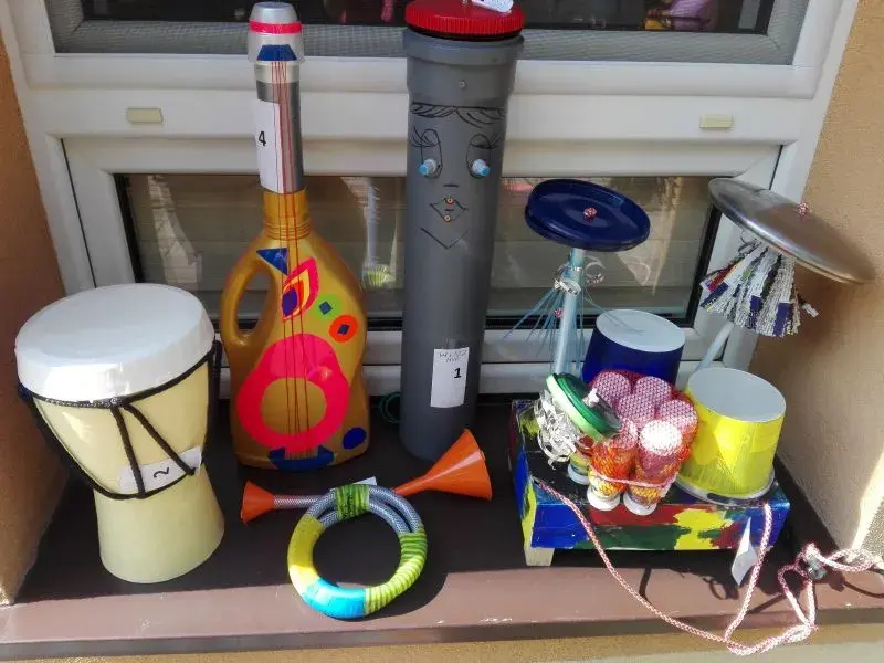 Instrumenty muzyczne z recyklingu - jak stworzyć własne?