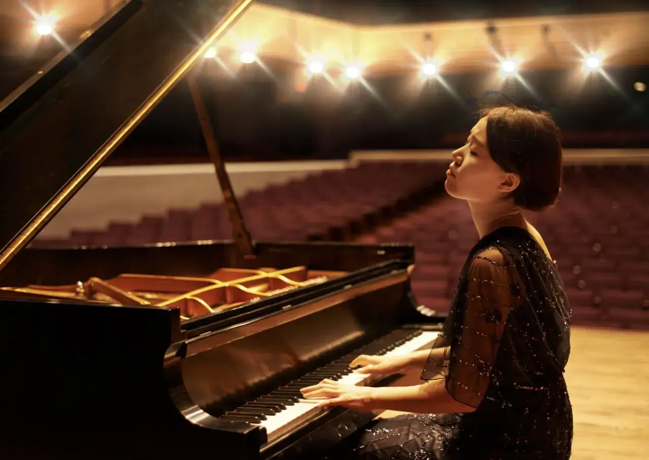 pianistka podczas próby na scenie