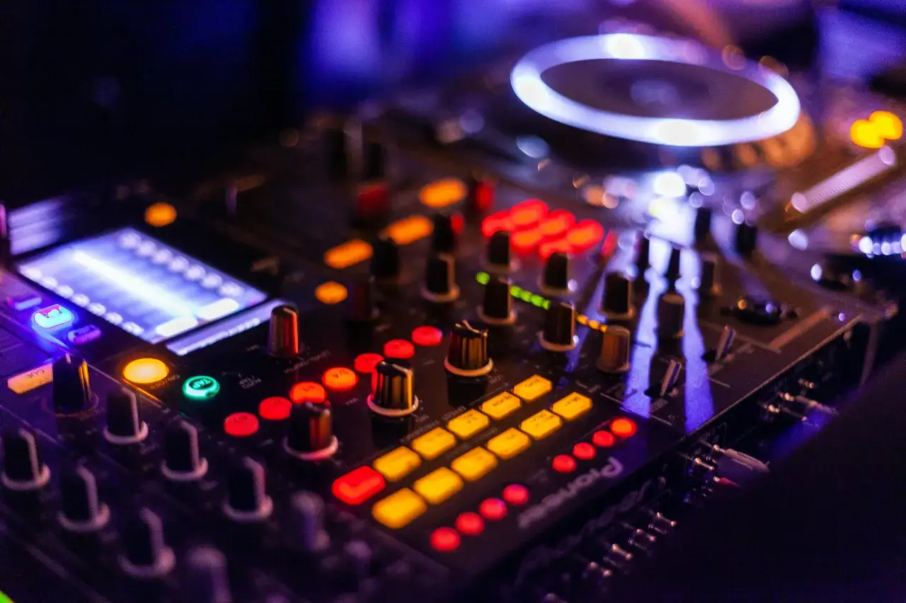 Zdjęcie Jakie pytania do DJ na wesele, aby uniknąć rozczarowań?