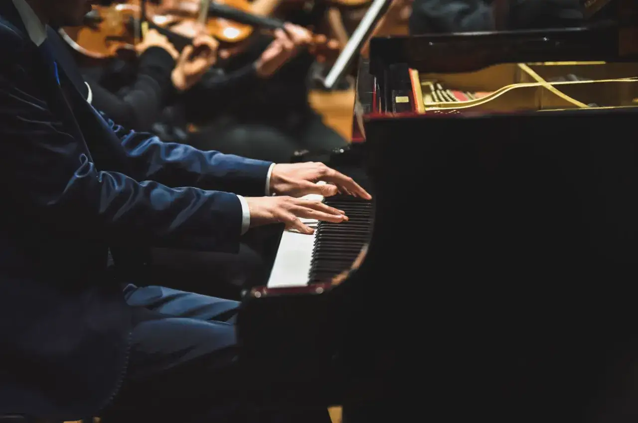 pianista grający z orkiestrą