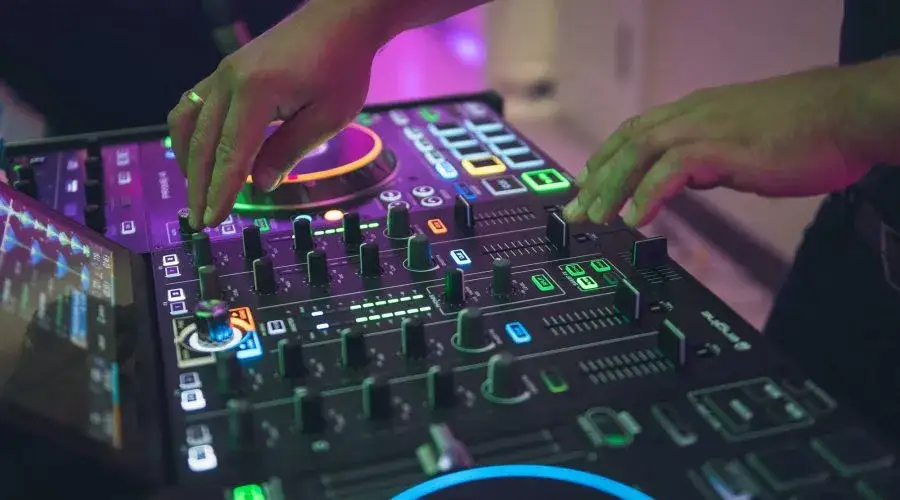 Zdjęcie Ile kosztuje DJ na 18? Poznaj aktualne ceny i ukryte opłaty